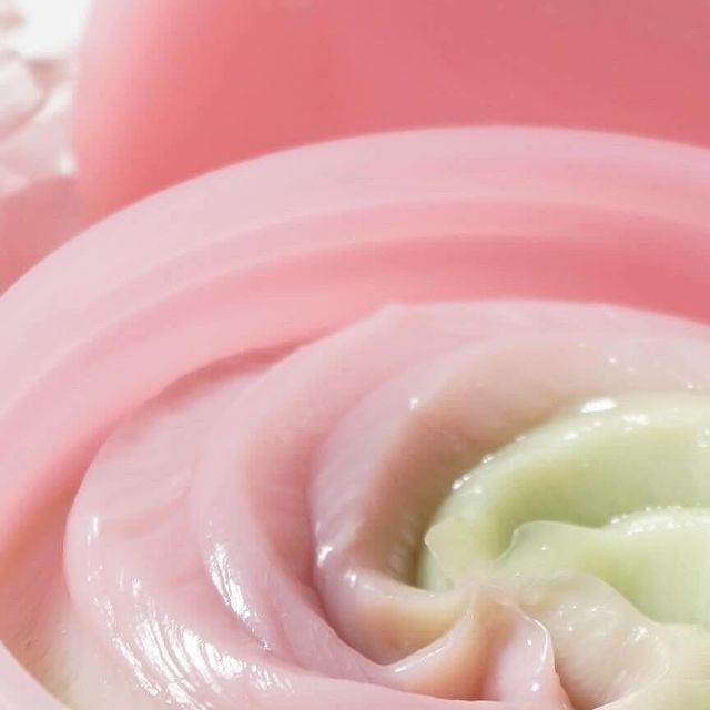 쏘현 | 뷰티 인플루언서 on Instagram: "#광고 @aprilskin_korea

이런 머랭솝 클렌저 처음 써보는데 쫀쫀한 제형에 거품도 풍성하고 모공 케어로 에이프릴스킨 핑크알로에 머랭솝 진짜 좋더라구요. 일반 알로에보다 진정 성분이 더 담긴 핑크 알로에가 들어가고 쫀쫀한 머랭 제형이라 펴 바르면 모공 안에 노폐물 케어까지 가능! 자극도 적고 향도 진짜 좋아요 핑크, 그린 2가지 듀얼 머랭솝이 들어가 핑크클렌저는 콩 스크럽과 수분 성분 72%가 들어갔고, 그린클렌저는 병풀추출몰과 녹두 스크럽, 자연 유래 성분 78%까지 들어있다고 해요. 콩, 녹두 스크럽이 저자극 각질 케어해주는데 에이프릴스킨 4 in 1 머랭 클렌저 꼭 한번 써보세요 

#에이프릴스킨#aprilskin#핑크알로에#머랭솝#클렌저추천#폼클렌저#폼클렌징#폼클렌징추천#클렌징폼#클렌저#알로에#알로에클렌저#피부진정#피지#폼클렌저추천#각질제거#저자극클렌저"