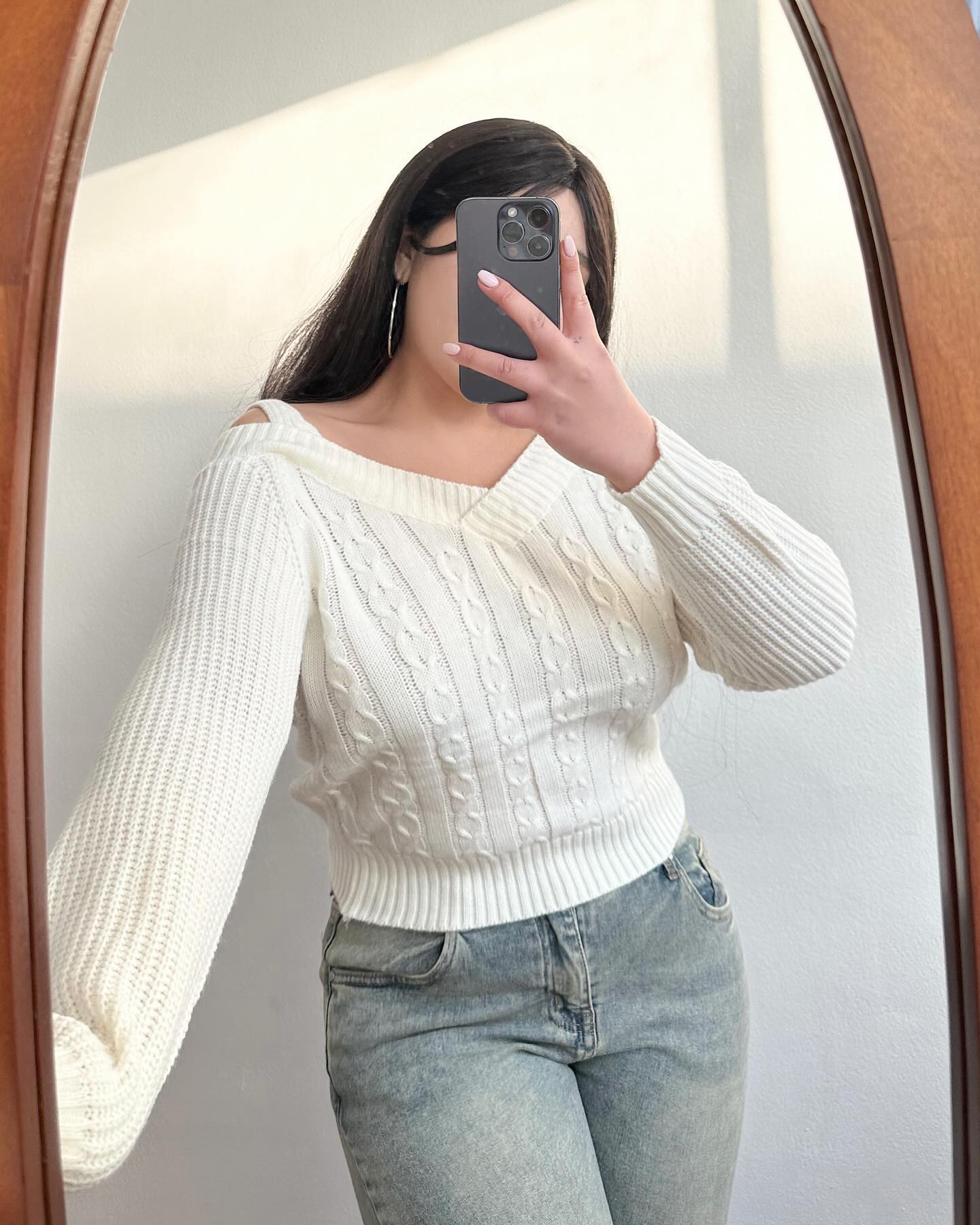 브이넥라인으로 여리함은 물론, 끈 오프숄더 디테일로 포인트 효과 낭낭한 꽈배기 니트 예요 -✨
부담스러움 없는 데일리한 디자인으로 두루두루 활용 가능해요 ◡̈