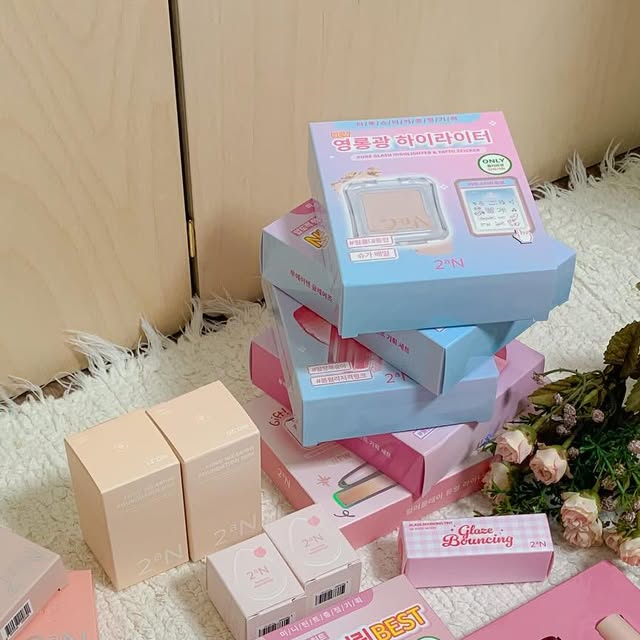 @효바룽 l 집으로 출근하는 리빙 육아 인플루언서 on Instagram: "#광고 

늘 새롭고 짜릿한 화장품쇼핑 🛍️

💖8월 올영픽 신상 알림!
평소에도 애정하는 투에이엔
러브 버블 컬렉션 나왔다길래
탈탈 털어왔어요

2aN 원래 하이라이터 맛집으로
유명하던 곳 아니었나요
근데 이 집 틴트도 잘해요!

이번 컬렉션에는 한정판으로
미니틴트까지 주니까
더 좋더라구요

새로나온 애굣살 메이커🎀
컬러플레이 듀얼라이너는
음영과 펄! 하나에 다 있고
스틱형이라 정말 편해요

미니 파운데이션도 함께 가져왔는데
촉촉하게 발리면서 밀착력이 좋아서
큰 사이즈로 살 걸 그랬다 후회했어요💫

생기가득한 여름메이크업
투에이엔 러브버블 컬렉션 추천해요!

#올영픽#올리브영추천템#올영필수템#러브버블컬렉션#롱웨어링파운데이션미니#컬러플레이듀얼라이너 #투에이엔러브버블컬렉션"