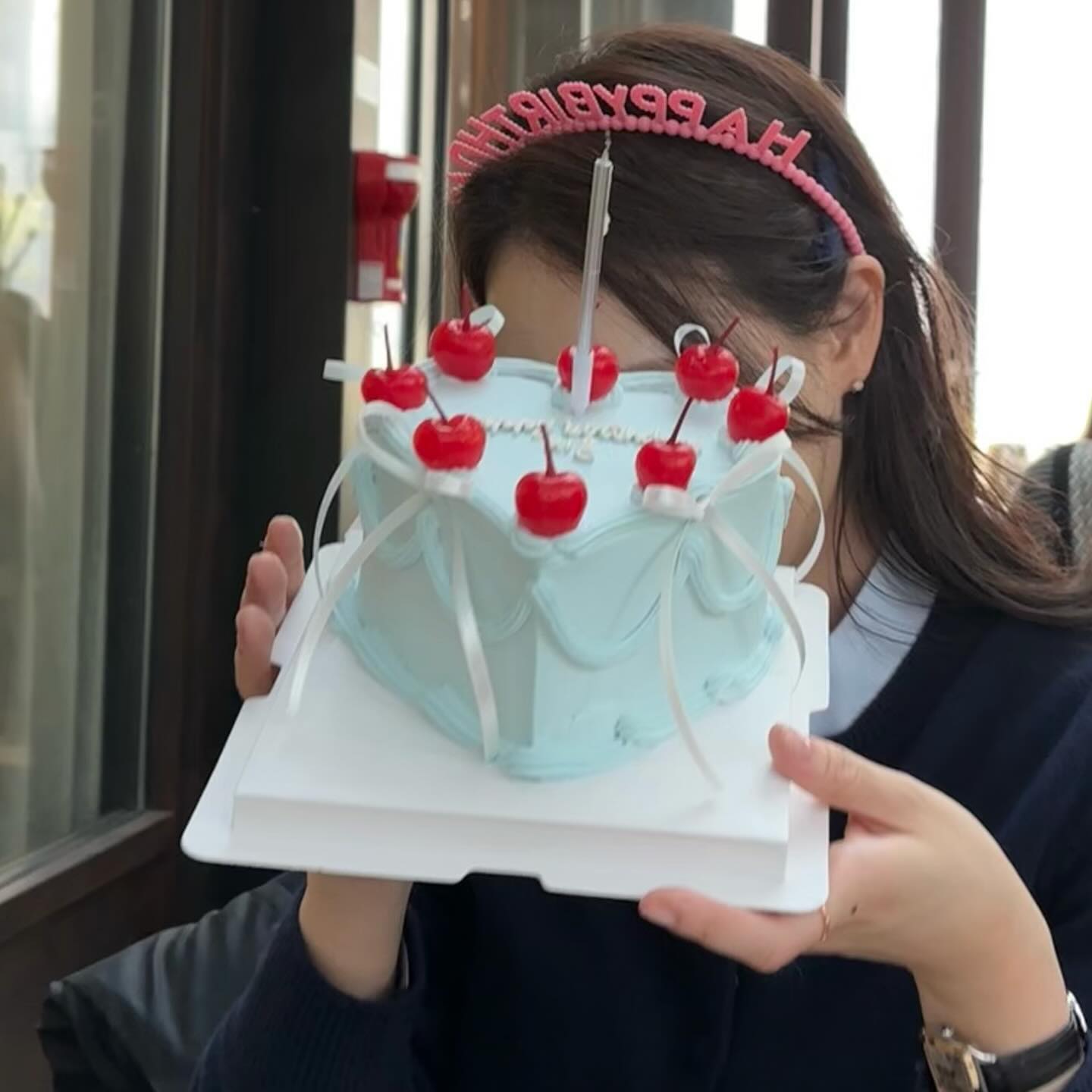 올해도 짱 예쁜 케이크로 축하받아따!!🎂✌🏻 
칭구들아, 세젤예 언니들한테 둘러싸이면 
기분 완전 째져😆 헤헤 
꽃밭에서 축하받은 나의 마지막30대생일😭