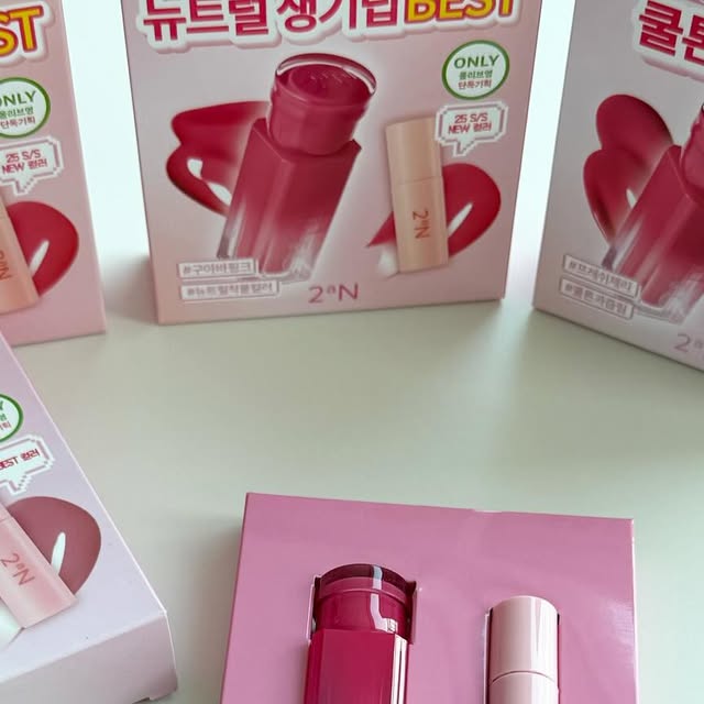 여행ㆍ맛집ㆍ카페 on Instagram: "#광고#올영픽#올리브영추천템#올영필수템#러브버블컬렉션#롱웨어링파운데이션미니#컬러플레이듀얼라이너

🌸✨ 투에이엔 롱웨어 파운데이션 미니 ✨🌸
이 파운데이션은 진짜 놀라워요! 가볍고 매끄럽게 피부에 밀착되면서도 피부 톤을 자연스럽게 보정해줘서 부담 없이 사용할 수 있답니다 😌💕 특히 미니 사이즈라서 휴대하기 좋고, 언제 어디서나 리터치할 수 있어요! 👜 피부가 매끈하고 촉촉해보여서 하루 종일 자연스러운 광채를 유지할 수 있었어요. 😊
🎨✨ 컬러플레이 듀얼 라이너 ✨🎨
정말 색감이 너무 예뻐요! 😍 한쪽은 고급스러운 매트한 느낌, 또 한쪽은 반짝반짝한 글리터로 두 가지를 다 즐길 수 있어요! 🖤💫 아이 메이크업에 포인트를 주고 싶을 때 정말 강력 추천! 눈을 더 크고 또렷하게 만들어주는 느낌이라 빠져들게 되더라고요! 👁️💖
💖🌷 투에이엔 러브버블 컬렉션 🌷💖
러브버블 컬렉션은 정말 사랑스러운 아이템이에요! 💕✨ 블러셔와 립 제품 모두 발림성이 부드럽고, 컬러가 예쁘게 올라가서 얼굴에 생기와 사랑스러움을 더해줘요! 💖 립은 정말 촉촉하고, 시간이 지나도 건조하지 않아서 너무 좋았어요! 😘립플럼핑효과가지👍"
