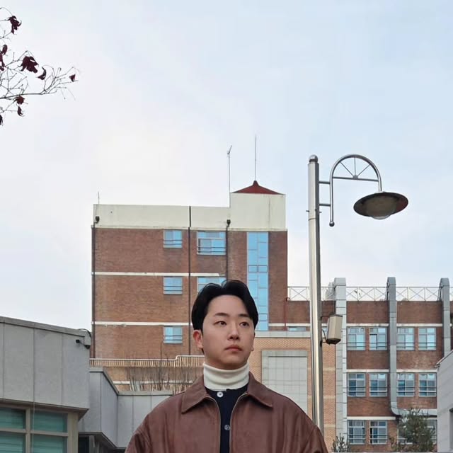 #일상 on Instagram: "#협찬 @standarderror_official

루즈하게 떨어지는 오버핏이라 체형 보완도 되고 안에 두툼하게 입어도 끼지 않아 좋네요. 소재가 부드러워서 피부에 닿는 느낌도 만족 👍🏻

• ​장점: 2WAY 지퍼의 활용도, 안정감 있는 밴딩 디테일, 깔끔한 카라넥 디자인
• ​사이즈감: 여유 있게 나와서 정사이즈 가시면 딱 예쁜 오버핏 나옵니다.

​데일리로 휘뚜루마뚜루 입기 좋은 자켓 찾으시는 분들께 강추합니다. 
🫡

#스탠다드에러 #STANDARDERROR #남여공용자켓 #자켓"