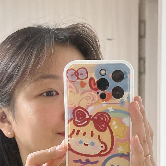 🐔🐴🐮🐯 on Instagram: "#광고
자유로운손, 자유로운거치가 장점인 누케이스 크레파스소년소녀케이스 🖤
가로, 세로 모두 세울 수 있어서 편리하고
아기자기한 디자인도 귀엽고
테두리까지 완벽하게 보호해주는 아이폰 케이스!

유튜브 볼 때 편하게 집중해서 볼 수 있고
숏츠감상편리한 것도 장점 중 하나 ☺️ 귀요워 귀여워! 🖤
⠀ 
#광고#귀여운케이스#귀염뽀짝케이스#힙한케이스#아이폰케이스#거치대케이스#손이자유로운케이스#아이폰14프로케이스#아이폰15케이스#파스텔케이스#봄케이스#거치대케이스#아이폰거치대"