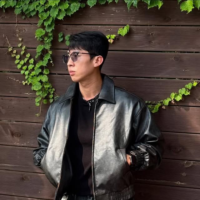 주정원 on Instagram: "@standarderror_official 
소프트한 터치감의 폴리우레탄 100% 소재로 제작된 아우터.
클래식한 카라넥 디테일과 2WAY 지퍼로 다양한 스타일 연출이 가능하며,
소매와 밑단에 밴딩을 더해 안정감 있는 핏을 완성하고
전체적으로 루즈~오버핏 실루엣으로 편안하면서도 트렌디한 무드를 보여주는 아이템입니다
.
무신사 구매 링크⬇️⬇️
https://www.musinsa.com/products/5278249
.
.
.
.
#스탠다드에러  #STANDARDERROR #남여공용자켓  #자켓 #데일리룩 #가을데일리룩 #자켓추천  #간절기아우터 #레더자켓 #스웨이드자켓 #jacket #パンツ  #outer#협찬"
