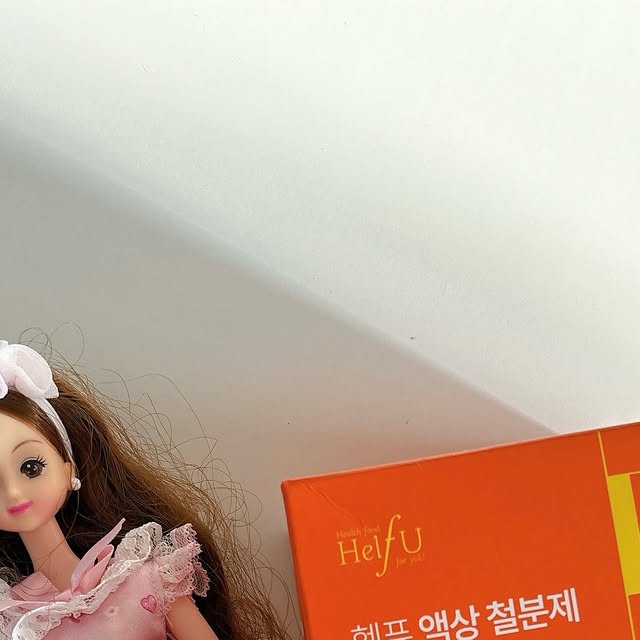 주희 on Instagram: "#협찬
요즘 부정출혈로 생리만 거의 3달째…
두통+어지러움까지 덤으로 와서
철분제는 이제 선택이 아닌 필수더라구요😵‍💫
⠀⠀⠀⠀⠀⠀⠀⠀⠀⠀⠀⠀⠀⠀⠀
근데… 철분제 하면 생각나는 그 비릿함…
그게 너무 싫어서 진짜 안 먹게 되잖아요?
거기다 변비까지 같이 찾아오고 ㅠㅠ
그래서 안챙겨 먹었는데 도저히 안되겠더라구요
먹기편하고, 변비도 안생기고
지금 나에게 딱 맞는 철분제를 찾아봤는데
헬퓨 고함량 액상 철분제는 다르더라구요!
⠀
✔ 현직 산부인과 전문의 + 카이스트 박사가 공동 연구 개발
✔ 1일 권장량 200% 충족되는 고함량
✔ 체내 흡수율이 높은 프리미엄 비헴철 사용
✔ 비타민C까지 같이 들어 있어서 흡수율 UP
✔ 맛은? 비린맛 전혀 없이 상큼달콤한 액상형✨
⠀
약 같은 거 잘 못 먹는 저도
맛있게 쏙~ 챙겨 먹게 되더라구요.
⠀
임산부, 수유부는 물론이고
저처럼 철분이 부족한 분들, 
특히 비린맛 때문에 
철분제 포기했던 분들께 
진심 추천임니당🙌
⠀
#헬퓨 #철분제 #액상철분제 #임산부철분제 #고함량철분제 
 #임산부액상철분제 #철분영양제 #아기철분 #유아철분제 
#청소년철분제 #비헴철철분제 #변비없는철분제 #빈혈철분제"