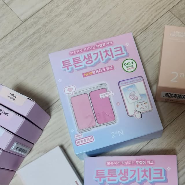 ㅎㅈㅇ on Instagram: "#광고 #투에이엔 @2an_official 

💟롱 웨어링 파운데이션 미니 20호 복숭아🍑

자연스럽게 피부에 밀착돼 무너짐이 적고, 은은한 복숭아빛 톤이 화사하게 표현돼요☺️ 피부에 가볍게 밀착되고 두껍지 않아 자연스러운 복숭아빛 톤업 효과가 마음에 들어요!!

💟듀얼치크 버블하트, 핑크텐션, 쥬시피치, 러브포션💓

볼터치에 진심이라 치크종류를 다양하게 골라봤어요:)
컬러 조합이 다양해 원하는 무드대로 발색 가능하고, 부드럽게 블렌딩되어 생기 있는 볼을 연출해줘요😊
다양한 조합으로 그날의 분위기에 맞춰 사용하기 좋고, 발색력도 선명해 생기 있는 볼 표현이 가능할 뿐더러 뽀용뽀용한(?) 메이크업할 때 아이섀도우로도 활용가능하다는점!!🥳

💟글래시하이라이터 핑크벨,프로스티,쉘,라임밤,레몬그라스🌱

얼굴에 반짝거리는 광도 놓치고 싶지않아서 이제품도 여러개 골라봤는데 맑고 투명한 광이 얼굴에 과하지않고 은은하게 퍼져 피부가 촉촉해 보이고, 얼굴에 입체감도 잘 살려주더라구요~ 각 컬러별로 다른 매력, 다른 무드를 확실히 즐길 수 있어요🙂 

투에이엔 코스메틱 제품들로 다양한 메이크업을 연출해볼 수 있을거같아서 설렙니당🥰

#올영픽#올리브영추천템#올영필수템#러브버블컬렉션#롱웨어링파운데이션미니#컬러플레이듀얼라이너#듀얼치크#글래시하이라이터#코스메틱#색조추천#뷰덕#코덕"