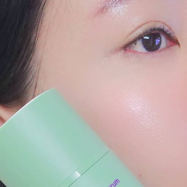 BB beauty on Instagram: "#협찬

요즘 환절기라 그런지 피부가 유난히 메마르고,
화장도 들뜨는 날이 많더라구요 🍂
그래서 요즘 저의 스킨 루틴에 새로 들어온 제품이 바로
✨데저트프리 캑타이드 더블 리페어 세럼✨이에요 🌿

이 브랜드는 30년 뷰티 브랜드 매니저 출신이 만든 곳이라
전문성과 제품 완성도 면에서 믿음이 갔어요 💛
단순히 수분 공급이 아니라, **‘피부 사막화 방지’**에 초점을 맞춘 게 인상적이에요 🌵

선인장에서 추출한 **캑타이드 성분(Cactus + Peptide 12)**이
피부 속 깊이 수분을 머금게 해주고, 탄력까지 꽉 잡아준다고 해요 💧
이 조합이 바로 데저트프리만의 핵심 원료라고 하더라구요 ✨

손등에 펌핑해봤을 때 쭉쭉 늘어나는 스트링 제형이 너무 신기했어요 😳
쫀쫀하게 늘어나지만,
얼굴에 두드리듯 흡수시키면 끈적임 없이 촉촉하게 마무리돼요 🌸

흡수되면서 자연스러운 윤광이 돌고,
피부 결이 매끈해지는 느낌이 즉각적으로 느껴졌어요 💫
마치 수분 앰플과 탄력 크림을 한 번에 쓴 듯한 촉촉함이랄까요?

밤에는 세럼을 한 번 바르고
잠들기 전 수분팩처럼 한 번 더 덧발라주는 더블 빌드업 케어를 해봤는데,
아침에 일어나니 피부가 탱탱하고 속건조가 확실히 줄었어요 🌙

진공 펌프 용기라 위생적으로 끝까지 사용할 수 있는 점도 마음에 들어요 🌿
은은한 허브향이 나서 스킨케어할 때마다 기분까지 릴렉스돼요 🍃

모공이 탄탄해지고, 잔주름도 덜 도드라져 보여서
요즘은 파운데이션이 훨씬 잘 먹어요 💕

건조함으로 푸석해진 피부를 매끈하게 재건축해주는
진짜 ‘피부 재건축 세럼’이라는 표현이 딱이에요 🧴

꾸준히 쓰다 보면 탄력감이 차오르고
피부가 어린 듯 탱탱해지는 걸 느낄 수 있을 거예요 🌼

#광고 #탄력세럼 #고보습세럼 #사막화방지 #안티에이징 #슬로우에이징 #리프팅세럼 #건조피부 #탄력에센스 #고보습에센스 🌿✨"