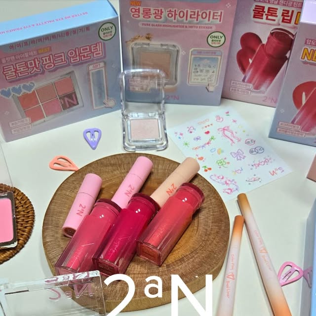 수원 ꨄ︎ ᗷY._.ՏᑌᗯOᑎ ❤︎+*☆𓂸ฅฅ on Instagram: "#광고 #올영픽 ❤️투에이엔 #러브버블컬렉션
#올영필수템 신상털이🌸투에이엔 메이크업 맛집👍💜
ㆍ
ㆍ
♟  NEW컬러 신상템 털어보쟈❗️올리브영 고고 ⁉️🌟
〰️ #2aN 25년신상 "러브버블컬렉션" 출시되었어요❗️🌝
너무나 사랑스럽고 맑고 라이트한 느낌 컬러들의 조합

🌸 글레이즈 바운싱 틴트
압도적으로 탱글 캔디광 틴트로 생기있고 발색 좋아요
▪️16  슈가 버블
▪️05 버블리
▪️09 캔디츄

🏷 커버력 굿👍롱웨어링 파운데이션미니 ✔️20호 복숭아

🏷 핑크핑크 러블리한 메이크업에 도전해봤어요 👀👀
▪️듀얼치크 ✔️ 17 버블 하트

🏷 물 머금은 듯 촉촉하고 투명하게 착붙! 영롱광 !!
▪️퓨어 글래시 하이라이터 ✔️ IV01 슈가 베일

🏷 단 하나로 애교살부터 트임까지 포인트 !
▪️컬러플레이 듀얼라이너✔️01허니피치 ✔️04로지캔디

➰️ 데일리 메이크업으로도 굿⭐️ 다양한 분위기연출
➰️ 가루날림이 적고 뽀용한 느낌! 부드러운 발색력!
➰️ 생기가득, 발랄한 색감에 펄까지 한번에 ⭕️

🔻🔻🔻🔻🔻🔻🔻🔻🔻🔻🔻🔻🔻🔻🔻🔻🔻🔻

📍러브버블컬렉션 [ NEW 아이팔레트, 파운데이션미니,
듀얼라이너, 하이라이터, 듀얼치크, 글레이즈 바운싱 틴트 ]

🌸 상큼발랄하고 여리여리한 감성을 자극하는
 컬러들의 조합으로 러블리하게 출시된 컬렉션 👍

⚫️ 올리브영 매장 약 600곳에서 출시되었어요 ✔
올리브영 온라인몰에서도 구입이 가능해요

🎁 제품 #투에이엔 👉 @2an_official

�💚 투에이엔 제품 보기 💚
https://bit.ly/3YYFX8Q

 
#올리브영추천템 #롱웨어링파운데이션미니
#컬러플레이듀얼라이너 #듀얼치크 #하이라이터
#아이팔레트 #글레이즈바운싱틴트
ㆍ
ㆍ
🔱  업체로부터 제공받은 제품입니다  🔱"