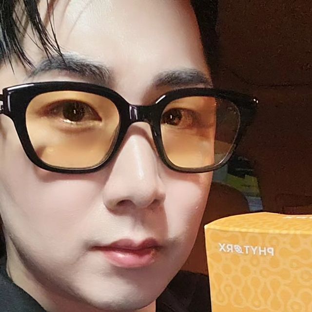 최보석 on Instagram: "#광고
.
.
.
@pharmabros_official 

 #ydy뉴트리션 #파이토알엑스 #라이버맥주효모

요즘 기온이 많이 떨어지고 계절 변화가 와서 
모발건강이 좋지 않은 게 느껴졌어요 🥲

샴푸 할때면 평소보다 머리카락도 더 많이 빠지는 거 
같고 추워져서 그런지 두피도 건조해지는 느낌이라

맥주효모+비오틴이 같이 있는 제품을 똭 🤗

요즘 핫한 🔥  맥주 🍺 효모 효능 디 아시죠?

비타민 B 복합체가 아주 풍부해 머리카락과 손톱을 강화할 수 있고 효소와 호르몬의 합성을 도와
심장 건강 관리, 동맥 강화, 혈액 순환을 돕는다

맥주 효모는 아미노산, 섬유질 및 철분, 아연, 마그네슘, 크롬과 같은 무기질이 풍부해서
변비해소, 피로해소 에 좋다 😋

한 포에 맥주효모가 3,000mg 함유되어 있음

1954년 설립된 맥주효모 발효 전문기업인 독일에 있는 Leiber (라이버)사의 맥주효모 사용 ‼️

라이버맥주효모는 한 포에 맥주효모 (3,000mg) + 비오틴 (1,120mcg)+판토텐산 400mcg 함유되어 있어 보통 맥주효모와 비오틴이 고함량이면 피부 트러블 발생 부작용 걱정을 많이 하지만 피부 상태 개선에 도움을 주는 판토텐산이 같이 함유되어 있어 걱정없이  먹을수 있어서 좋았어요 😆

먹는 시간이 따로 정해져 있진 않아서 하루 중 가장 먹기 편한 시간대에 챙겨먹으면 되고 전 2주간 먹어보니
변비 걱정도 없고 너무 좋았어요 👍🏻 

다이어트로 영양결핍 증상이 나타나는 분 추천 🍀 

나이가 들수록 빠지는 영양을 채우고 싶은 분 추천

불규칙한 식습관을 가지신 분 추천 드립니다 🥰

📌라이버맥주효모 구매처 링크 : https://bit.ly/48a2TWw

 

#맥주효모비오틴 #맥주효모먹는법 #라이버#맥주효모
#맥주효모영양제 #맥주효모단백질 #맥주효모효능"