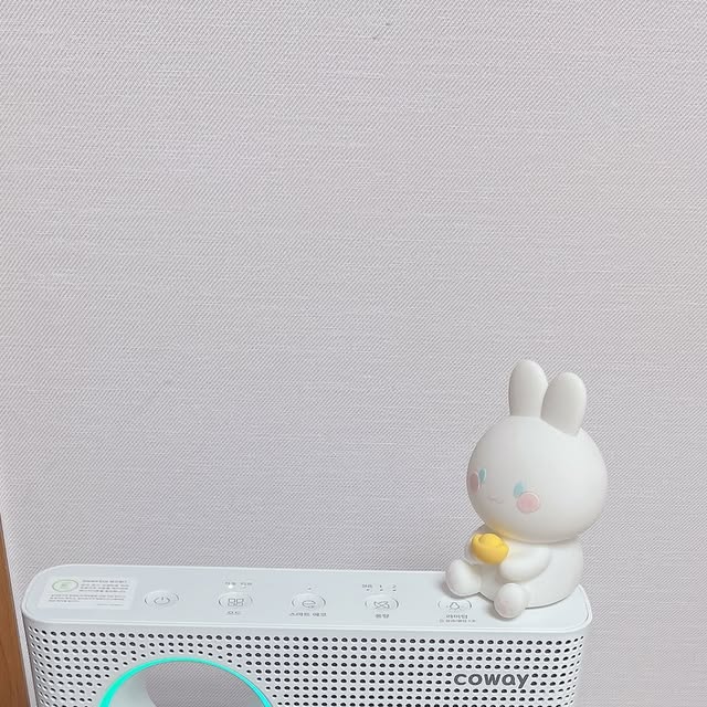 소녀의세계 on Instagram: "#광고
<여우렌탈 공기청정기>
.
미세먼지가 그득그득한 요즘, 환기를 안시킬수도 없고, 창문열면 몰아치는 미세먼지 때문에
이러지도~ 저러지도~ 못하는 분들 주목!
여우렌탈에서 렌트해서 사용하는 공기청정기 어떠신가요?
네이버에 ”여우렌탈“ 검색하시면 사이트 확인이 손쉽게 가능하고, 엘지전자& 삼성전자& 코웨이등
여러 상품을 취급하고 있는 공식 렌탈샵이에요!
.
렌탈의 장점은 아무래도 여러가지 제품을 사용해 볼 수 있다는 점인데요, 
제품마다 가지고 있는 성능과 내가 추구하는 맞춤형 기능이 있는지에 대해서는 아무래도
직접 사용해 보기 전에는 잘 모를 수 밖에 없지요 ㅜ^ㅜ
.
그래서 렌탈 서비스를 이용해서 이제품~ 저제품 사용해보고 내게 맞는 제품을 구매하는게 참 합리적인거 같더라구요~
주기적으로 필터 청소까지 해주니까, 안전하고 위생적으로 사용할수 있어요~~^^
코웨이 싱글파워 공기청정기 10평형을 렌탈해서, 제 방에 두었는데, 매일 좋은 공기를 마시고 잠에 드니
피부가 좋아진 느낌이에요!
.
내 삶과 밀접해 있는 공기의 중요성! 단기간보다 장기간에서 더 빛을 발할것 같아요
.
가전제품 렌탈은 신뢰감 있는 사이트 여우렌탈을 추천드립니다^^
.
.
.
.
.
.
#여우렌탈
#공기청정기
#미세먼지"