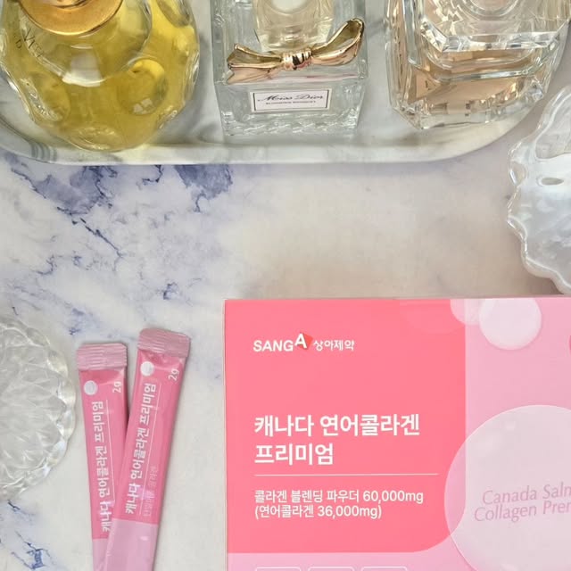 조아서 그램해 on Instagram: "#협찬

#상아제약
#콜라겐

평소 피부 관리를 위해 
이너뷰티 챙기고 있는데요~

** 상아제약 캐나다 연어 콜라겐 프리미엄 **은

초저분자 연어 콜라겐 1,000mg으로 
고함량으로 담고 있으면서

1포 투입 함량 기준
저분자 콜라겐 500Da 이하의
100% 캐나다산 단일 어종 연어 콜라겐으로
흡수율까지 높였더라고요

사실,,, 뭐든 데일리 챙기려면
맛도 중요한 만큼
호불호가 가린다면 
매일 챙기기 어려운데요

이 제품은 특유의 쓴맛과 비린 맛이 없는
상큼한 레몬맛으로 나른한 오후에 챙기면
기분까지 업! 돼요

또한,,,
글루타치온, 비타민C, 알로에, 히알루론산,
비타민D, 자일리톨 함유로
시너지를 높였는데요

개별 포장으로 휴대하기도 용이해
언제 어디서나 챙기기 아주 좋네요^ㅂ^/

#콜라겐추천
#연어콜라겐
#단일어종콜라겐
#캐나다연어콜라겐프리미엄"