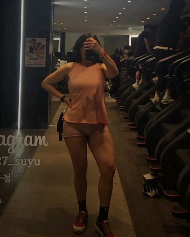 #오운완 #핫체
연휴 막날 핫체로 마무리 했어요
연휴 내내 잘 먹고 쉬었더니만 기운은 넘치는데 몸은 무거워졌어요...
진짜 다이어트가 절실해졌네요🤣

운동할때 거울을 잘 안보는데.. 
오늘따라 유난히 셀룰라이트가 도드라져서 속상하더라구요.
지방이 운동할때도 접히는거 보면 이건 단순히 셀룰라이트가 아니라 지방덩어리인거 같은데.. 
다이어트 해야 할 깅력한 이유가 하나 더 생겼어요.
하.... 참.... 왜 안떠나가는거니....

연휴 미무리 잘 하세요!!!!!!