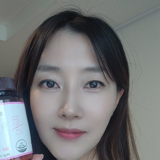 규리플 on Instagram: "#광고 🐷여름이 되니 옷이 점점 얇아지고, 
그동안 잘 숨겨뒀던(?) 살들이 하나둘 드러나기 시작했어요😅
요즘 퇴근하고 집에 오면 맥주 한잔에 치킨이 너무 간절해서 
"오늘 하루도 고생했잖아" 하며 스스로를 합리화하게 되더라구요. 그러다 보니 어느새 몸무게가 슬금슬금 늘어나기 시작했어요.

그래서 시작하게 된 헬퓨 가르시니아!
하루 한 번 2정이면 된다는 간편함까지.
가르시니아 캄보지아 추출물 1000mg이 들어있다고 하니 탄수화물 컷팅 효과를 기대하며 꾸준히 먹는 중이에요🙂

사실 여러 성분이 섞여 있으면 뭔가 겹쳐 먹는 기분이라 찝찝했는데, 헬퓨는 핵심 성분 하나로만 구성되어 있어 그 점도 마음에 들었어요.

운동까지는 못 하더라도 식단이나 습관 관리에 도움 줄 수 있는 보조제 찾고 있다면, 헬퓨 가르시니아 추천드려요!
저처럼 '치맥의 유혹'에서 자유롭지 못한 분들께 특히요🐔🍺

#헬퓨 #가르시니아 #다이어트보조제 #HCA #탄수화물컷팅 #헬퓨가르시니아 #여름준비 #솔직후기"
