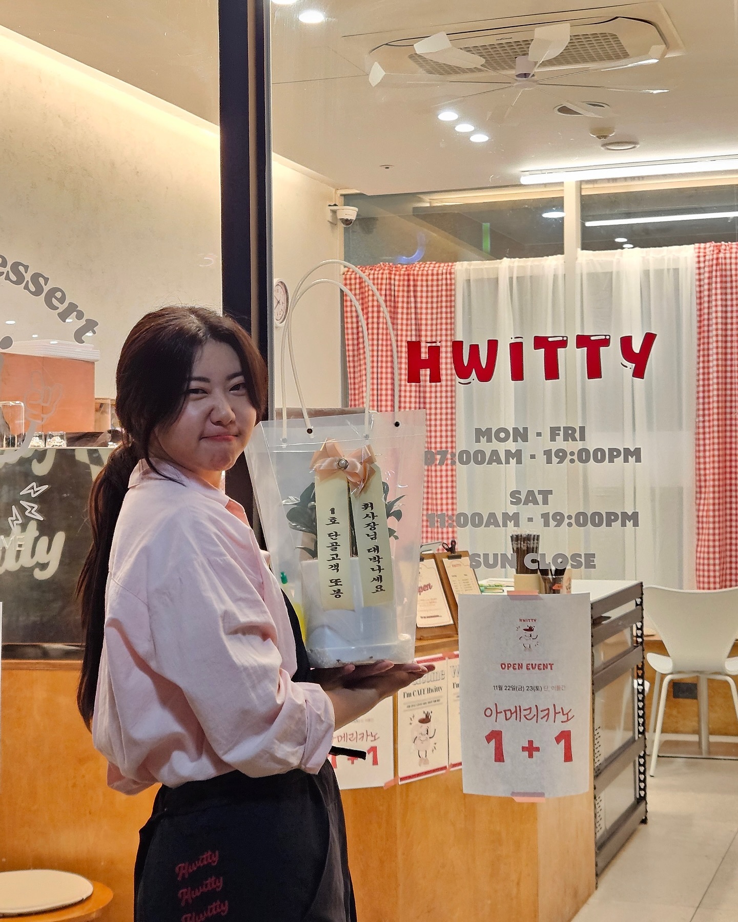 후헤헤,, 대문자P의 얼레벌레 카페차리기,,,ㅎ
뇌빼고 시작해버린 저를 대신해 주변 모두가 걱정한 카페오픈^^,,,,(머쓱)
덕분에 시작은 했습니다!!!!!🤣
한명한명 다 말할 순 없지만 진짜 모두가 은인이어요❤️
조언도 아낌없이 해주고 꿀팁도 대방출 해주시고
로고도 만들어주시고 교육도 해주시고 불쑥불쑥 연락해도 잘받아주셔서
정말 정말 이 게시물을 빌려 감사드립니당ㅎㅎㅎ🤍
또 카톡으로, 전화로, 그리고 직접 찾아오셔서까지 축하해주시고
음료도 사주시고 선물까지 챙겨주셔서 진짜 감동핑🥹🫶
제가 물욕이 있는 건 아닙니다만....ㅎㅋㅎㅎㅎ
필요한 거 사라고 현금 지원해준 친구들 정말 고맙습니다?💕
또 못찾아온다고 미안해하지 않으셔도 정말 괜찮고 감사한 마음뿐이니
말이라도 해주심에, 팔로우라도 해주심에 너무 감사합니닿ㅎㅎ
수상소감은 아니고 과분하게 축하를 많이 받아서 말이 길어졌네요...^,^
카페 휘티는 언제든 열려있으니 놀러오세요😘