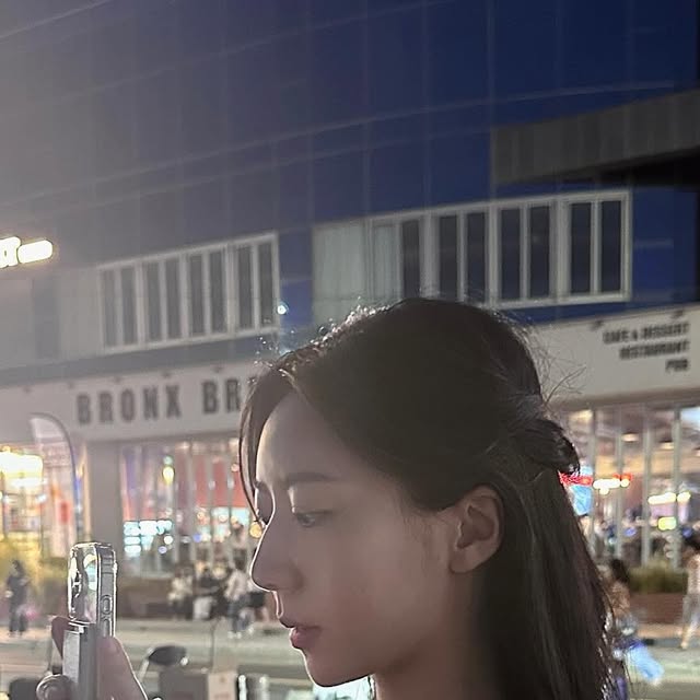 Gahui on Instagram: "덥고 습한 날씨에도 진짜 안 무너져서 깜놀해쓔🫠

휴대용 베이스 그 자체인 롱 웨어링 파운데이션 미니, 파우치에 쏙 들어가는데 지속력 대마왕이라 고대로 여행 가면 댐

듀얼치크는 17가지 컬러 구성이라 기분 따라 톤 맞춰 쓰기 딱 조아요

퓨어 글래시 하이라이터는 은은한 펄로 자연스러운 광 채워주고, 이제 이거 없이 사진 못 찍어

#광고 #올영픽 #올리브영추천템 #올영필수템 #러브버블컬렉션 #롱웨어링파운데이션미니 #컬러플레이듀얼라이너"