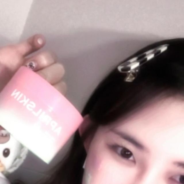 지원 on Instagram: "#광고 @aprilskin_korea 
평소에도 애용하고 있던 캐로틴 멜팅 클렌징밤에 이어서 클렌징과 진정팩 동시에 가능한 핑크 알로에 머랭솝이 출시되었어요💕🌵

WHY 머랭솝 인가요?
✅머랭처럼 쫀쫀한 거품과 제형이 특징인 핑크알로에 머랭솝
✅에이프릴스킨만의 머랭충진🩷

1️⃣핑크클렌저 > 핑크 알로에 + 콩 스크럽 + 수분 성분 72% 함유
2️⃣그린클렌저 > 병풀 추출물 + 녹두 스크럽 + 자연 유래 성분 78% 함유

국내산 녹두 스크럽 & 콩 스크럽으로 자극은 적게, 각질은 확실하게 모공 속 피지 틈새까지 초 미세먼지즉각 세정

📍여드름성 피부 사용 적합 테스트 완료 / 저자극 테스트 완료

[사용 방법]
✏️STEP 1. 물기없는 얼굴에 도포한 다음 롤링하며 마사지해주세요. (각질케어)
✏️STEP 2. 쫀쫀한 거품으로 부드럽게 세안해주세요. (노폐물out)
✏️STEP 3. 미온수로 씻어내줍니다.
TIP. 진정이 필요한 부위(볼, 이마 등)에 팩처럼 도포한 다음,
1~2분 뒤 거품을 내어 씻어내주시면 폼클렌징부터 진정팩 효과까지 느끼실 수 있습니다.

📌구매링크💕💕
https://aprilskin.com/product/detail.html?product_no=1304

#광고 #에이프릴스킨 #aprilskin #핑크알로에 #머랭솝 #클렌저추천 #폼클렌저 #폼클렌징 #폼클렌징추천 #클렌징폼 #클렌저 #알로에 #알로에클렌저 #피부진정 #피지 #폼클렌저추천 #각질제거 #저자극클렌저"