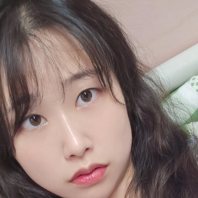 ɴᴀʜʏᴇᴏɴ  on Instagram: "#광고
죽 먹기 시작하니 너무 환자 같아 보이고 싶지 않고,
자외선 차단도 할 겸 한 톤 밝히자 선택한 #블랑디바

가볍고 촉촉한 텍스처에 마무리감은 벨벳처럼 보송한
#보송매트쿠션 답게 여름에 사용하기 좋은 #무너지지않는쿠션 으로 
올 #여름쿠션 정착템이 될 수 있을 것 같아요💕

19호 포슬린, 20호 로지, 21호 바닐라 중 19호 선택했어요!

#올리브영쿠션 #올영추천 #커버쿠션 #밀착력좋은쿠션 #커버력좋은쿠션 #워터벨벳쿠션 #보송쿠션 #세미매트쿠션"