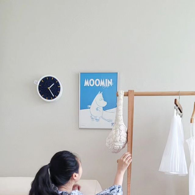 곰순이언니 ʕ·ᴥ·ʔ 신혼집 • 홈스타일링 • 일상이야기 • DIY on Instagram: "#광고 자주쓰는 가구일수록 튼튼한게 최고더라구요.
특히나 행거는 잘못사면 늘 무너지고 흔들거리니
미관상에도, 안정상에도 문제가 있어요.

이번에 만난 룸잇의 자연행거는 🩷
100% 독일산 너도밤나무 원목이라서 결부터가 고급져요.
방이 훨씬 아늑하고 따뜻한 느낌이 들어요. ✨️👀

6개의 걸이로 모자,가방도 보관리 가능하구요.
🛍👜가방을 놓아두는 하단의 선반이 있어요〰️

저는 고양이 곰순이의 스크래쳐를 놓았는데
5kg 우리 곰순이가 폴짝 올라가 
누워도 흔들림이 전혀 없어요 🏗🔨

접어서도 보관과 이동이 가능하니
미사용시도 공간차지 걱정NO!

150kg 견디는 원목행거 이만한 제품이 있을까
싶을 정도로 완전 튼튼해요! 🫶✨️

자주 입는 옷은 이제 룸잇 자연행거에 보관하려고요〰️

▫️ @lumit_nature

#룸잇자연행거 #원목행거#튼튼한행거#옷걸이행거#미니행거#원룸행거#스탠드옷걸이#행거추천#자연행거#나무행거#우드행거"