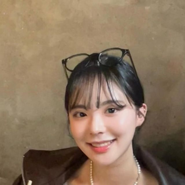 Soyeon 安 素演 on Instagram: "#광고 @vivabrown_official 동물성 원료/실험 없는 100% 비건 레더 자켓 입고 #용리단길 정복 하기 - 🍜🥢 루즈핏 크롭 기장에 투웨이 지퍼로 되어 있어 손이 자주 갈 것만