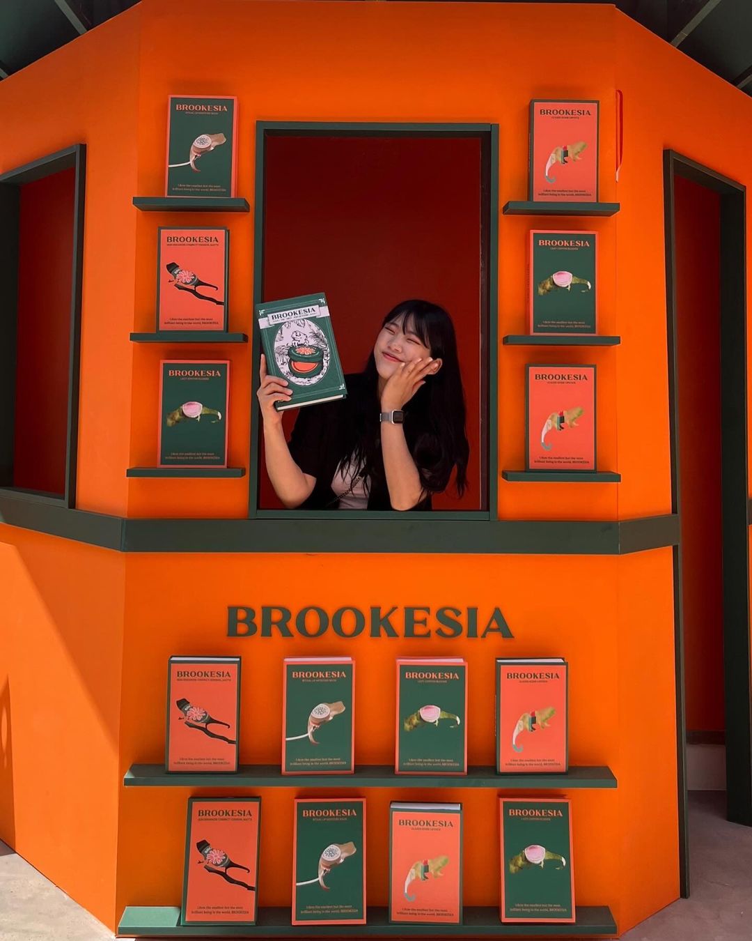 OH옹 ᯓ ♡ ꙳. | #광고 🦎BROOKESIA BOOKSTORE📚🧡💚 세상에서 제일 작은 카멜레온에서 영감을 받은 뷰티 브랜드 ’브루케시아‘의 첫번째 팝업스토어에 다녀왔어요✧ ˖˚˳⊹ 연희동의 고즈넉하고 여유로운 분위기와 잘 어울리는 공간에서 작고 귀여운… | Instagram