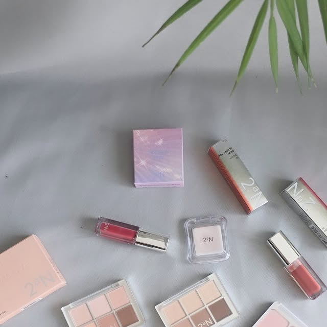 장은애 on Instagram: "#광고 투에이엔 Blooming Garden 컬렉션 마음까지 설레게 해요 정원의 꽃잎이 흩날리는 듯한 설렘을 담은 신상인데요 이번 봄 시즌을 위한 최적의 메이크업 아이템을 만났답