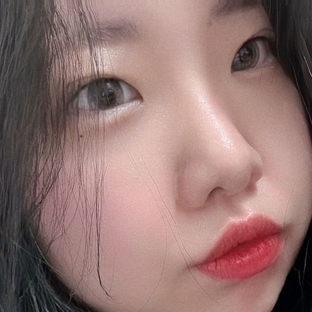 이정연 on Instagram: "#광고 <#에이프릴스킨> 핑크알로에뮤신흔적세럼 핑크알로에가 78%나 함유된 트러블 흔적 지워주는 7일 뮤신 세럼 ! 7종 비타민이 함유된 세럼으로 7층 부터 수분 광채가 차
