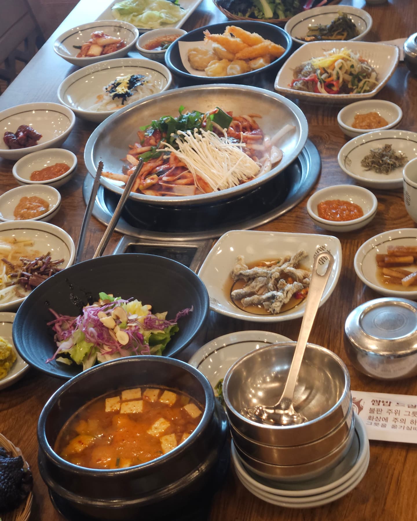 :)

내 돈 주고 직접 경험한 후기입니다! 💸

경주 여행 중 우연히 발견한 '교동쌈밥' 정말 맛있었어요! 🥰 

구글 업체 정보에 영업 시작 시간이 9시로 나와 있어서 10시 넘어서 방문했는데, 사장님께서 "11시 영업 시작"이라고 하시더라고요. 😅 

당황했지만, 친절하게도 "들어와서 앉아 계시면 준비되는 대로 식사를 제공하겠다"고 하셔서 기다렸어요. 🙏

덕분에 따뜻하고 푸짐한 한 상을 맛볼 수 있었습니다! 🍱

밑반찬이 정말 상다리가 부러질 정도로 풍성하게 나오고, 🥢 하나하나 정성스럽고 맛있어서 감동했어요. 😍

경주 분들, 이런 맛있는 음식을 매일 드실 수 있다니 너무 부럽습니다! 😭

ps 후식으로 나오는 단호박 식혜 맛보고 기절..

#경주맛집 #경주쌈밥 #내돈내산후기 #경주여행 #밑반찬천국  #푸짐한한상 #맛집추천 #정성가득 #한국음식 #쌈밥맛집 #교동쌈밥