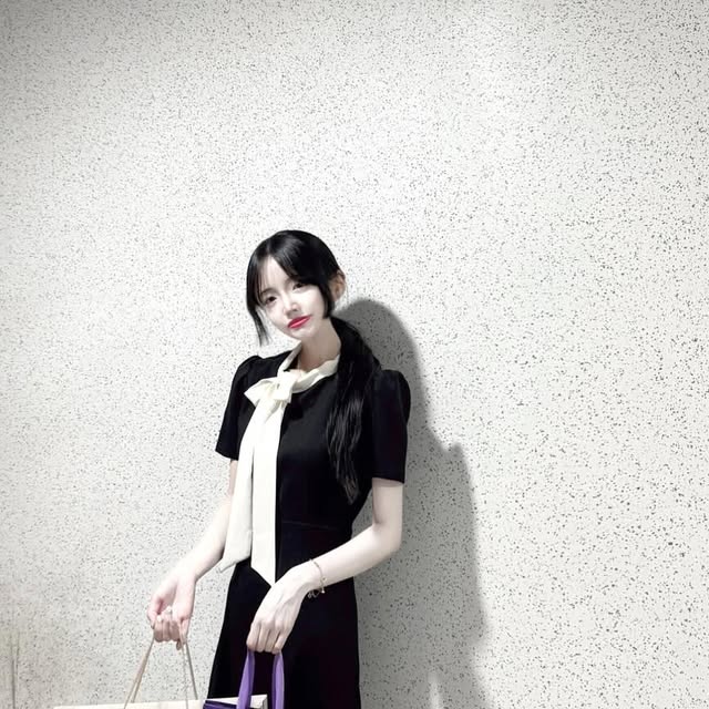 @ji_eun39 on Instagram: "#광고 선물 좀 해본 언니들이 추천하는 센스있는 선물 ✨
요즘 아침저녁으로 날씨가 제법 선선해지면서 부모님 건강이 더 신경 쓰이더라구요!🍂
특히 환절기엔 쉽게 피로해지고 기력도 떨어지니까,
이번 추석엔 부모님께 흑삼 윤옥고 스틱을 준비했어요.

✔️ 9번 찌고 9번 말린 특허받은 CJ 구증구포 흑삼농축액
✔️ 식약처에서 인정한 5대 기능성으로 건강 관리에 도움
✔️ 전통 원료(숙지황, 백봉령, 사양벌꿀)까지 꽉꽉 채운 정성

스틱형이라 챙기기도 편하고, 패키지도 고급스러워서 선물용으로 정말 딱이에요. 부모님도 받으시자마자 기분 좋아하시더라구요 🥰

그리고 하루가 끝나면 저는 멜라메이트 정제로 편안한 밤을 준비해요.ʕ·͡ˑ·ཻʔ ෆ 식물성 멜라토닌이라 부담 없고, 제 몸 상태에 맞춰 챙길 수 있어서 마음이 놓여요.

다가오는 추석, 혹시 선물 고민 중이시라면 꼭 기억하세요.ᐢ⸝⸝› ̫ ‹⸝⸝ᐢ 
선물 좀 해본 언니들이 추천하는 센스있는 선물은 역시 흑삼 윤옥고 스틱!💖

#경옥고효능 #경옥고스틱 #윤옥고 #윤옥고스틱 #명절선물 #명절선물세트 #부모님선물 #추석선물세트 #식물성멜라토닌 #멜라메이트 #한뿌리 #선물세트 #선물 #cj웰케어"