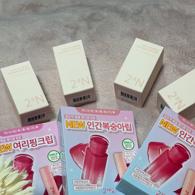 먹대리 on Instagram: "#광고#올영픽#올리브영추천템#올영필수템#러브버블컬렉션#롱웨어링파운데이션미니#컬러플레이듀얼라이너

올영 8월 PICK으로 겟한 신상들 ✨
투에이엔 롱 웨어링 파운데이션 미니 19 페일 베이지는 가볍지만 커버력은 탄탄해서 여름 데일리템으로 딱이에요
컬러 플레이 듀얼라이너 1호와 4호는 포인트 주기 좋고 15호 피치버블과 16호 슈가버블은 눈매에 사랑스러운 무드를 더해줘요
작지만 존재감 확실한 뷰티템들이라 파우치에 쏙 넣어 다니기 좋아요 👜💕"