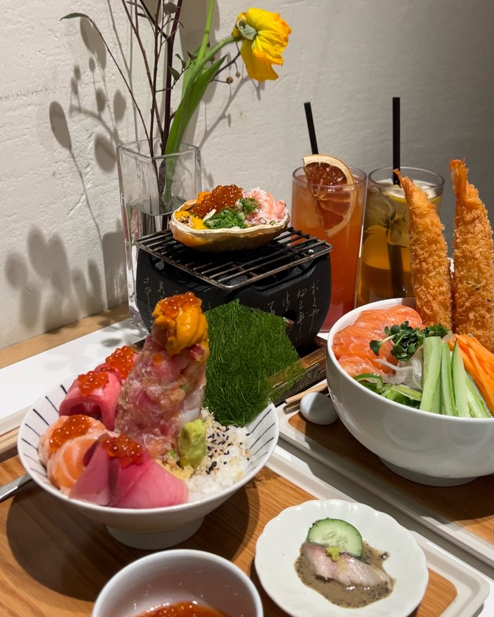 🍣
.
사치스러운 한입이라고 하는 말이 딱 떨어지는 제이타쿠동, 면발처럼 긴 연어국수에 모밀추가, 내 취향껏 올린 토핑의 가니미소대게딱지장, 깔끔깨끗한 분위기에 데이트 코스로 딱
.
📍연남동 미쁘동
💵제이타쿠동23,0 토마토 연어국수20,0 모밀2,0 대게딱지장10,0 토핑은 따로
.
#연남동데이트장소 #연남동미쁘동 #미쁘동연남 #미쁘동 #제이타쿠동 #토마토연어국수 #대게장 #연남동일식 #연남맛집 #홍대데이트장소 #홍대데이트맛집