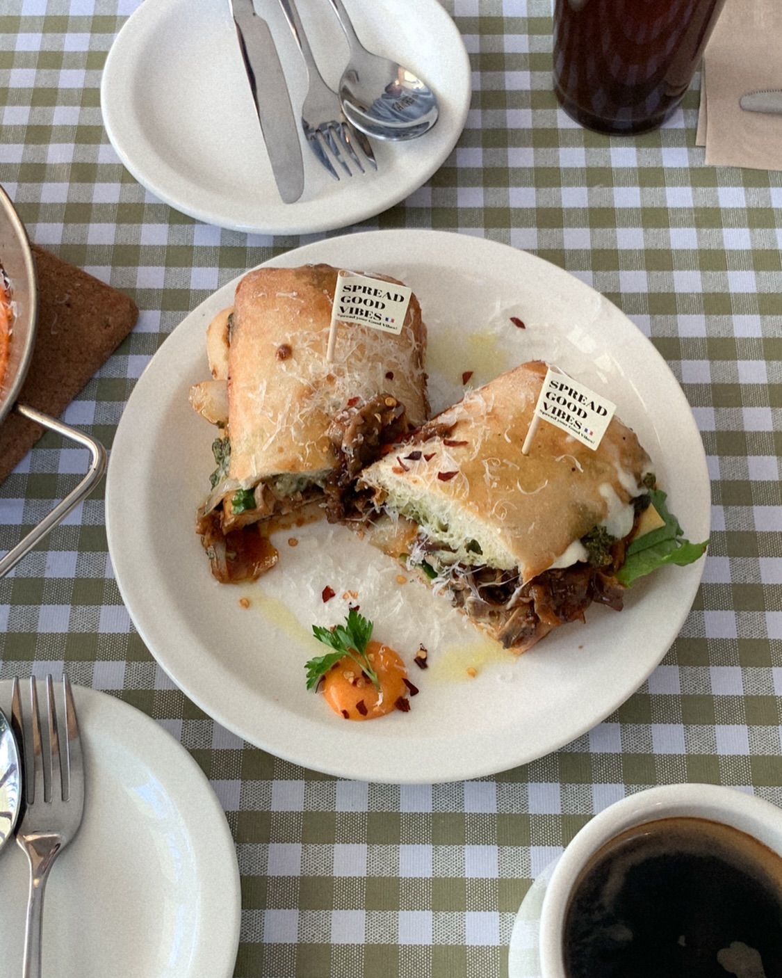 기대안했는데 넘 맛있어서 흡입했던 곳 ! 동네에 예쁜 곳 많이 생겨서 넘 좋은 1인 .. 😬 크리스마스 지나고 한번 더 가야지🤶🏻