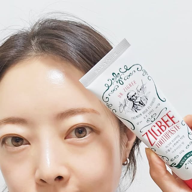 김유리 on Instagram: "#광고

#구취게어치약 으로 입소문타고 많이들 쓰는
#지그비 치약입니다!

1450ppm 고불소로 충치예방은 기본이에요 
기본적으로 치과의사들이 1000ppm이상의 불소를 추천해요
미국 식약처 및 세계보건기구에서도 1000ppm이상의 불소가 
들어간 치약이 충치예방에 효과가있다고 추천하고있지요 
그래서 저희집도 #고불소치약 을 사용중인데요 

거기에 양치를하고 오래 상쾌하고 향이 오래 유지되는것!
저는 마스크를 쓰고 일하는 직업이지만..
여름철이라 벗고하는경우도 많아서 구취에 예민해요 

#지그비치약 은 플라그제거, 설태제거를 해서 
입냄새 원인을 확실하게 케어해요 

향이 쎈편이어서 혹시나 성분들도 ... 강한가? 했는데 
순한 자연유래 27종 성분으로 안심하고 사용할 수있어요 
구치제거와 항균뿐만아니라 입마름과 보습까지 케어해요

유해성분 10종 불검출 테스트를 완료한 치약이라 
저는 집에서도 쓰고 일하는 병원에서도 사용하고있어요
* 17가지 걱정성붕 불검출 테스트완료*

거품이 인위적으로 막 올라오지않고 입안은 상쾌하고 
일반 치약보다 입안은 촉촉한데 그게 오래가면서도 
상쾌함역시 오래가요 

아쿠아민트향이라 진짜 아침에 저녁에 너무 만족스러워요 
저녁에 양치후 아침에도 텁텁함이나 구취가 거의없어요 
저희집큰아들도 너무 맘에들었는지
스스로 지그비 치약을 쓰겠다고해서 같이 소량 쓰고있네요 

구취제거와 상쾌한 마무리감의 #치약추천 을
바라신다면 정말 좋아요!!!

#치약 #상쾌한치약 #고불소치약추천 #일상 #양치 #좋반"