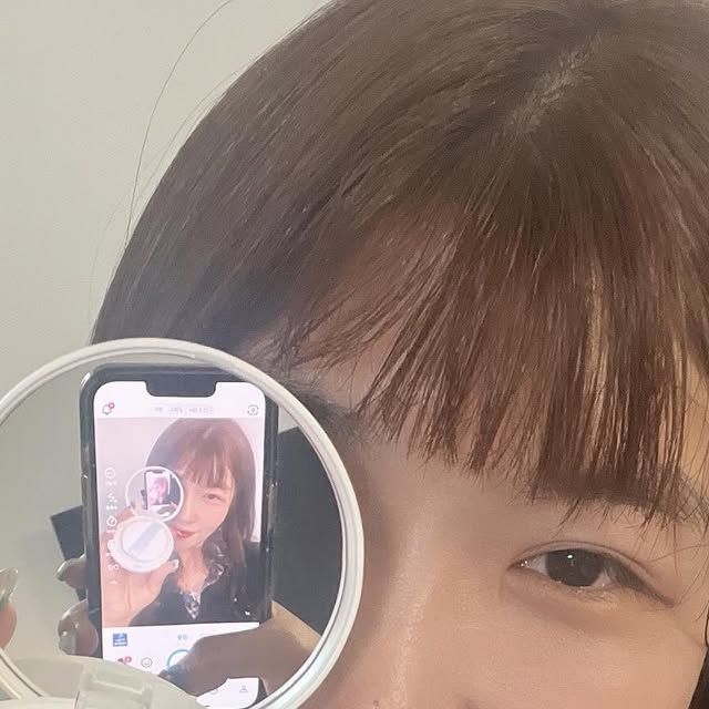 Lucia on Instagram: "#광고

친구들이 블랑디바 쿠션이 잘 안 무너지고 커버력 좋은데 촉촉하다고 해서 한 번 써보고 싶었는데 이미 쓰는 쿠션이나 파운데이션이 있어서 선뜻 도전하지 못하다가 이번 기회로 도전해보게 되었어요!

근데 진짜 친구들의 말대로 촉촉한데 커버력이 있어요! 두껍지도 않고 피부에 예쁘게 핏해서 너무 좋아요!
여름엔 너무 더워서 그냥 밖에 나가면 땀이 너무 많이 나서 화장 금새 다 사라지잖아요!
워터벨벳쿠션은 사라지지 않고 촉촉함과 광채가 남아요! 
그래서 점심시간에 수정화장용으로도 좋은 거 같아요!

올리브영 충무로역점에 재고가 있어서 가서 샀는데 사러 가시기 전에 올영 재고 확인하시고 가시는 걸 추천드려요!

하늘색과 흰색 테두리, 그리고 살짝의 오로라 광채가 있는 케이스도 너무 예쁘다고 생각했어요! 완전 취향 저격이지 뭐에요~~!!!

저는 다 좋았는데, 거울 위에 씰이 잘 안 떼지더라구요!
이건 뽑기운일수도 있지만 씰 모양이 좀 더 뜯기 편하면 좋겠다고 생각했어요!

그리고 제가 최근에 피코토닝을 받았는데, 부작용 중 하나가 트러블이나 좁쌀 여드름이 많이 올라오는 거래요 ㅜㅠ 그래서 피부가 빨갛게 올라왔는데 거의 흔적도 안 보이게 커버가 되었네요! 역시 커버력도 좋은 것 같아요!

계속 리필 사면서 재구매 러쉬가 지속될 느낌니 든답니당🥰🥰😍
쿠션난민이시라면 블랑디바! 꼭 도전해보셔요~!

Cosmetics : @blancdiva_official 

#여름쿠션 #올리브영쿠션 #올영추천 #여름쿠션 #커버쿠션 #밀착력좋은쿠션 #무너지지않는쿠션 #커버력좋은쿠션 #워터벨벳쿠션 #보송매트쿠션 #보송쿠션 #세미매트쿠션"