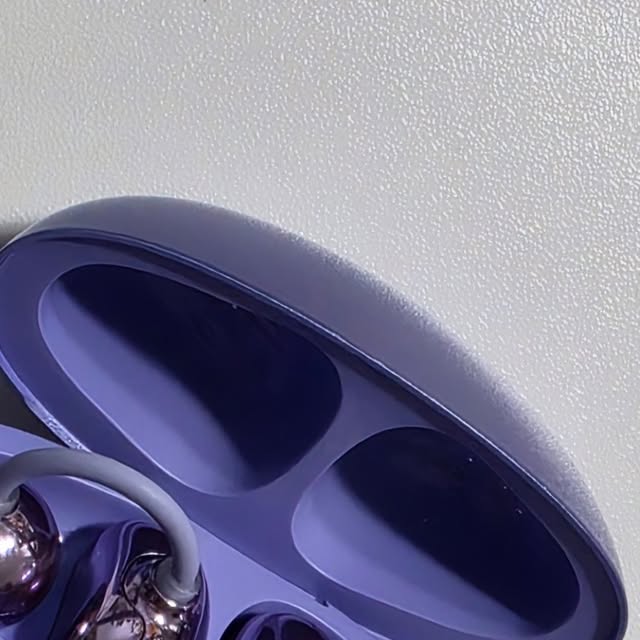 장딴지 | 개인블로거 on Instagram: "#제품제공 🌟요즘 귀 막히는 이어폰은 답답해서 못 쓰겠더라구요 🎧
그래서 써본 귀걸이형 오픈형 블루투스 이어폰!

가볍게 걸어만 주면 끝이라
출근길에도, 운동할 때도 편해요.

귀를 막지 않아서 주변 소리도 자연스럽게 들리고
생각보다 음질도 또렷해서 놀람 👀

요즘 데일리로 매일 쓰는 중✨
깔끔하고 부담 없는 무선 이어폰 찾는 분들께 추천!

#블루투스이어폰 #무선이어폰 #블루투스이어폰추천"