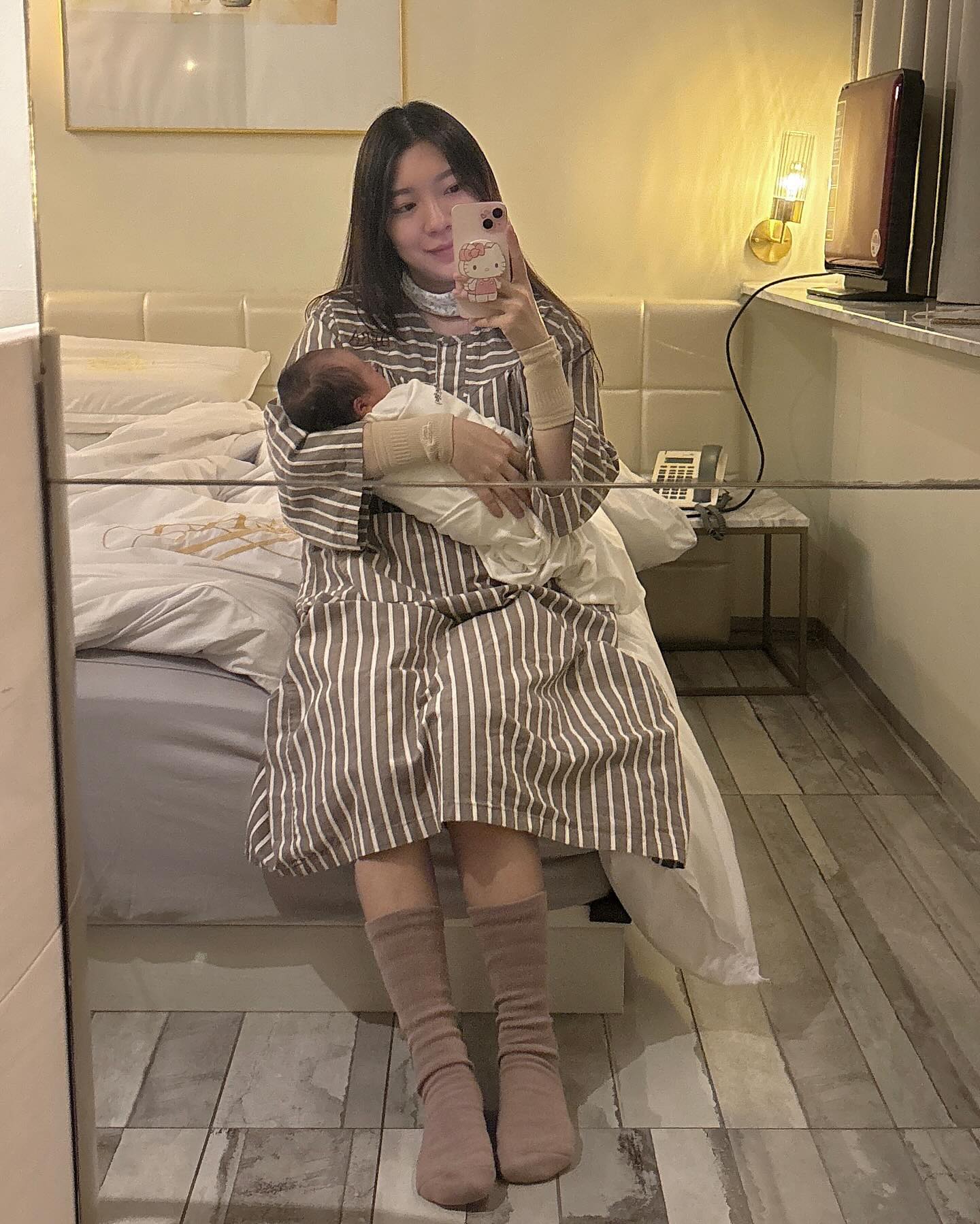 #ad 숨쉬는 수면양말 유스업 🤎

임산부를 위한 무압박 수면양말이지만, 산후조리할때, 발이 자주 붓거나 찬분들께 모두 추천하고 싶은 무압박 양말이예요.

기존에 다른 무압박양말도 착용해봤었는데,
유스업 무압박양말은 발목만 무압박이 아니라
‘발바닥 부분‘까지 3중 통풍 구조로
장시간 착용해도 괜찮은 완전 무압박 양말인데
발목도 길어서 (사람마다 다르지만 저는 종아리 중간까지 ㅋㅋ)
따뜻하게 산후조리하며 신을 수 있어서 넘 좋아요 :)

사진엔 산후조리복만 입고 있어보이지만~
사실 찬기운이 몸에 스며들지(?) 않게 하기 위해
안에 개인 잠옷바지를 입어줬거든요.
일반 수면양말 신었을땐 발목 위로 살이 보여서 시렸는데,
유스업 무압박 수면양말은 발목 위까지 빈틈없이 커버해줘서
너무 만족하면서 신고 있답니다 :)

출산하고 양말 꼭 신어라 몸 따뜻하게 하라 하는 어른들 말씀,
그렇게 안추운데.. 발은 더운데 땀 나는데 양말을 신고 있어야해요?
했었는데.. 네.. 더워도 꼬옥 신고 있어야하더라구요..!! 

특히 겨울철 출산한 산모들은 꼬옥 발까지 더 따뜻하게 유지하기🤎

색상도 🖤🩶🤍🤎 다양하게 있어서, 혹시 주변에 임신한 친구 선물 고민한다면 유스업 무압박 수면양막 완전 추천! 임신 중에도, 후에도, 발시려울때도 언제든지 활용 가능 💫

#유스업 #유스업양말 #산후조리양말 #무압박양말 #무압박양말추천 #산후조리양말추천 #임신중 #출산 #임신 #유스업무압박수면양말 #수면양말추천 #유스업서포터즈