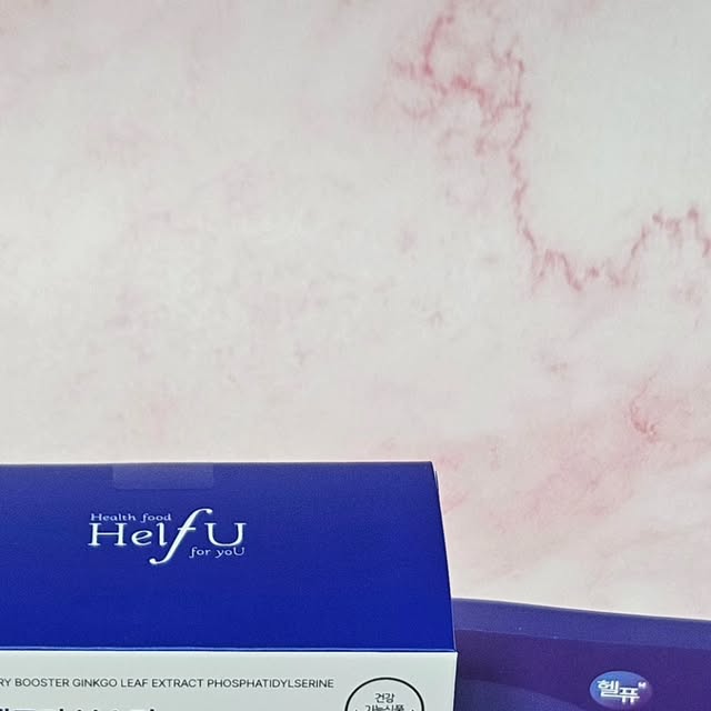 MIN/세아❤️ on Instagram: "#협찬⁣
⁣
⁣
기억력 개선, 치매예방, 건망증 완화효과 기능이 있는 헬퓨 메모리 부스터 은행잎추출물 포스파티딜세린을 소개할께요💙⁣
⁣
⁣
뇌 신경세포막을 정상화시켜 기억력과 인지기능 개선을 할 수 있는 순도 70%의 포스파티딜세린이 300mg 함유되어있어 1일 섭취량 100% 섭취가능한 제품이예요😄⁣
⁣
⁣
이산화규소, 스테아린 마그네슘, HPMC, 착색료, 감미료 등 인체에 해로운 원료 미사용하였고 채식주의자도 안심섭취할 수 있게 소화가 쉬운 식물성 연질 캡슐을 사용하여 만들었다고해요🙋‍♀️⁣
⁣
⁣
은행잎 추출물은 혈류 촉진을 통해 기억력 개선 효과 극대화와 혈액순환에 도움을 주고 기억력 개선과 치매예방, 건망증 완효효과의 기능이 있어요!🥰⁣
⁣
⁣
대화중 단어가 기억나지 않아 한참 생각했던 경험이 있으신 분이나 업무의 세세한 부분까지 신경 써야하는 직장인분들, 두뇌 건강 케어만큼은 전문적인 브랜드에서 하고 싶으신 분에게 헬퓨 포스파티딜세린 영양제 추천드려요!👍❤️⁣
⁣
⁣
⁣
⁣
#헬퓨 #포스파티딜세린 #기억력영양제 #뇌영양제 #수험생영양제 #뇌영양제추천 #고등학생영양제 #뇌건강영양제 #건망증영양제 #건망증 #치매예방⁣"