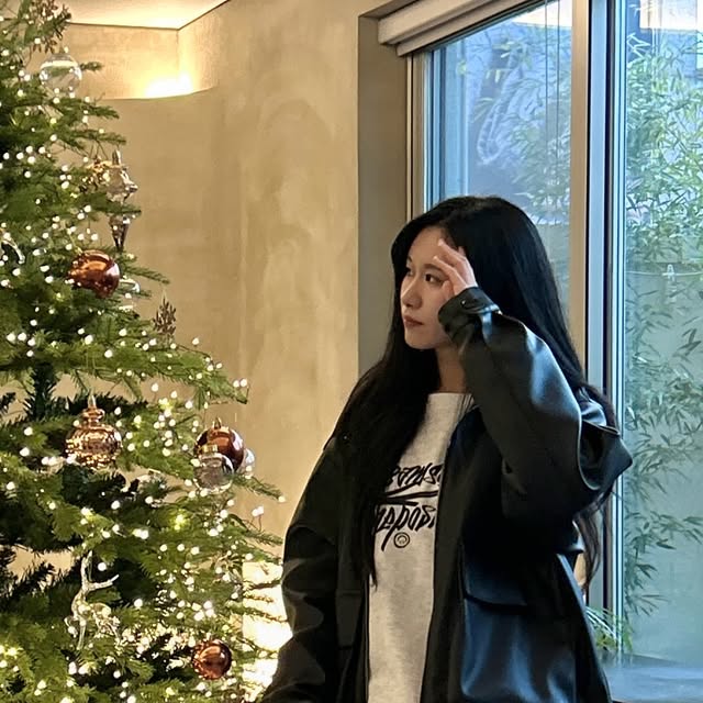 명희 on Instagram: "우리 동네 카페는 아직도 크리스마스🎄🎅 . . . #광고 #무신사 #크림소다랩 #크림소다 #맨투맨 #커플맨투맨 #커플티 #기모맨투맨 #미니멀 #레더자켓 #캐주얼 #꾸안꾸 #