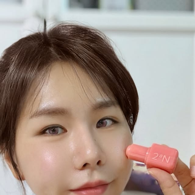 데이지🌸 on Instagram: "#광고

색조맛집인 투에이엔 덕분에
요즘 화장하기 너무 쉽고 간편한거 있죠!

일단 제가 강추하는건 
구름처럼 보송보송한 
투에이엔 포켓 코튼 블러링 스틱인데요!
요 스틱 하나로 립, 치크, 아이 
톤온톤 메컵이 가능해서 자주 사용하는 중이랍니닷 

여기에 은은하게 빛나는 하이라이터와 
여리여리하게 수채화 빛의 듀얼치크까지!
투에이엔은  올리브영에서 만나요 💗 

@2an_official 
#투에이엔#블루밍가든#올영추천#봄웜#봄웜라#듀얼치크#하이라이터#2aN"
