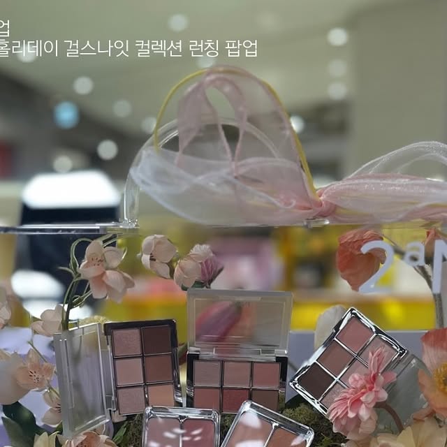 Codeoku. on Instagram: "#광고 @2an_official 

오늘부터 12일까지 진행하는 더현대 비클린 팝업,
투에이엔 팝업에 다녀왔어요. ✨🎄

얼마 전 런칭 된 걸스나잇 컬렉션 구경하러 왔는데
색감 보자마자 홀린듯이 골랐어요!

최대 40%까지 세일이라 
꼭 팝업 행사때 구매하시는거 추천드려요.🩶
구매하신 후에는 담는 만큼 가져갈 수 있는 스쿱 이벤트까지✨
저는 너무 잘 담아서 이거 정말 다 가져가도 되냐고 여쭤봤어요.....

10만원 이상 구매자에게는 따끈따끈한 신상인 걸스나잇 컬렉션부터 오션글로우, 무드 체인저 “시딩키트” 선착순 증정해요.🧚‍♀️

코덕후 구매 Pick!🩶
베러 미 아이 팔레트 09 드림캐처
듀얼 치크 09 하트벌룬
퓨어 글래시 하이라이터 PU01 트와일라잇
플러피 블러 틴트 02 퍼피로즈

#투에이엔 #2an #투에이엔팝업 #걸스나잇컬렉션 #듀얼치크 #베러미아이팔레트 #퓨어글래시하이라이터 #더현대 #더현대서울 #더현대팝업 #더현대비클린팝업 #비클린팝업 #팝업추천 #팝업스토어 #연말데이트"
