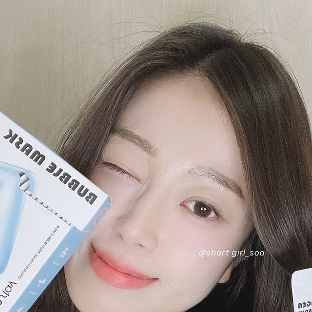 쑤🍑🐳 on Instagram: "#협찬 [팜스테이] 시카 페이셜 워시 버블 마스크 
콜라겐 페이셜 워시 버블 마스크 

완죠니 편한 모공 각질 피지 한 방에 쓱싹 클렌징팩🫢
이중세안 필요업시 외출하고 와서 바로 얼굴에 치덕치덕
발라주면 겔 형태가 뽀글 쫀득 촘촘 거품으로🫧🫧 
풍성한 미세 버블로 마사지 해주면 깨끗 촉촉 세안 완✨
짜요짜요처럼 한 개씩 되있으닉깐 들고 나가기에도 편햐👛

파랑이능 하이드롤라이즈드 콜라겐🩵 촉촉 영양 굿🩵
초록이능 병풀추출물 시카💚 진정이랑 모공 세정 굿💚

 #팜스테이 #버블마스크 #버블클렌저 #팩클렌저 
#모공클렌저 #버블마스크 #모공팩 #모공클렌저"