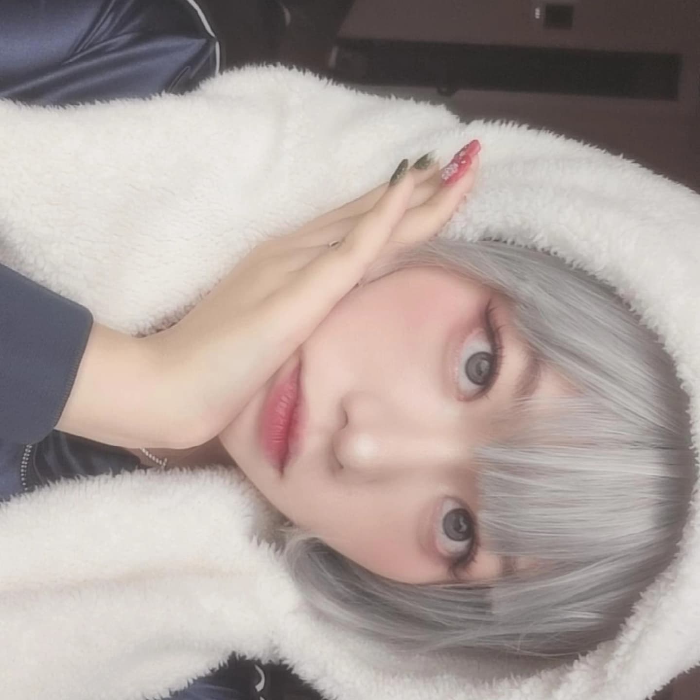 #협찬

렌블링 - 윙클링 그레이🐻‍❄️🩶🤍

디자인 개이쁨.. 내 최애렌즈 등극해버렸어요 진짜
직경도 크고 눈에 반짝이 모양도 있어서 개신기하고 진짜 윙클링 내 최애 시리즈 되어버려..💕

국내최초 축고정렌즈 역시 렌블링.. 다른 렌즈샵이랑 비교해봐도 진짜 렌블링 만한 곳이 없습니다..ㅠㅠ

#렌블링 #렌블링후기 #렌즈추천 #컬러렌즈 #하이라이트렌즈 #축고정렌즈 #윙클링 #윙클링그레이 #그레이렌즈 #렌즈추천 #렌블링서포터즈 #아이돌렌즈