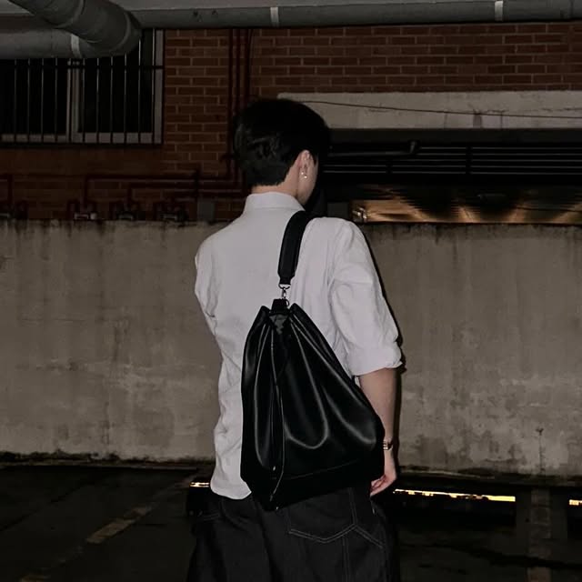 ✨살구패밀리✨ on Instagram: "#협찬
이집 잘하네~~~~!!!!!
@standarderror_official 

핏도 질감도 완벽한 느좋 인생 버뮤다 팬츠 찾았다
재질도 핏은 잡으면서 얇아서 손이 계속 감...
스트릿하면서도 데일리한 여름코디 10개는 나옴👍🏻
.
.
.
#오랜만에살구패밀리구구랑만났다!
#스탠다드에러 #데님팬츠 #빈티지팬츠 #남여공용팬츠 #여름코디 #패션 #패션소통 #데님 #팬츠 #바지 #워싱팬츠 #와이드팬츠 #데일리룩 #코디추천 #standarderror #denim #pants #버뮤다팬츠 #버뮤다 #반바지"