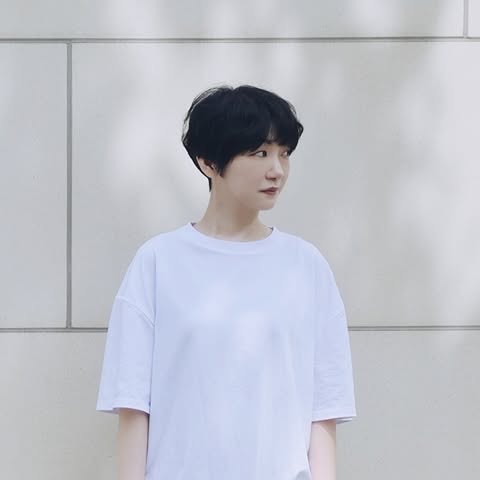 :-) on Instagram: "#광고

데일리로 입기 좋은 #버뮤다팬츠 
#스탠다드에러
미스티 크랙 워싱 핀턱 #버뮤다 #데님팬츠
빈티지 블랙

모양도 예쁘고, 일단 편해서 좋아.
길이도 그렇고, 두께도 적당해서
가을까지 쭉 입을 수 있겠다.

#STANDARDERROR #남여공용팬츠
#데님 #팬츠 #바지 #하의 #와이드바지
#워싱팬츠 #반바지 #데일리룩 #바지추천
#DenimPants #Denim #Pants #daily"