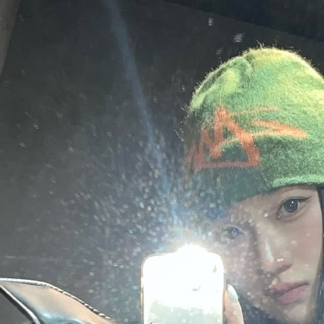 👻 on Instagram: "크리스마스엔 역시 연습실이지 🎅🏻🎄🎁

#광고 @vivabrown_official 
요즘 모두 감기 조심해야 할 때 ❗️🤧
그냥 레더자켓같지만 패딩안감으로 충전재도 빵빵해서 
패딩 입은 것처럼 너무 따듯🖤
소매랑 밑단 밴딩으로 들어오는 바람 다 막아주고 
핏 살리고 싶을 땐 투웨이 지퍼로 포인트😎
.
.
.
.
.
#비바브라운 #VIVABROWN 
#패딩 #padding #레더패딩 #오버핏패딩 #크롭패딩 
#아우터 #겨울레더자켓 #겨울아우터
#패딩추천 #레더패딩추천 #아우터추천 #겨울아우터추천
#의류 #의류모델 #모델 #여자모델 #협찬 #dm"