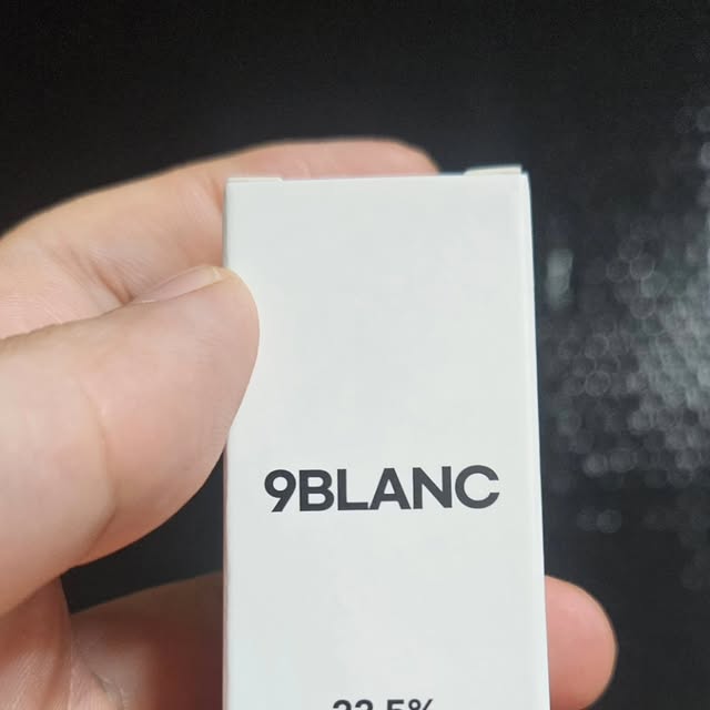 남우현 on Instagram: "#광고
#나인블랑
#9BLANC
#비타민C앰플
#기미앰플 비타민C 앰플은 함량부터 확인하게 되는데, 이 제품은 순수 비타민C가 23.5%나 들어 있어 수치로 신뢰가 갔어요. 처음 사용했을 때 살짝 따가운 느낌이 있었는데, 고함량 비타민이 피부에 반응하고 있다는 설명이 이해됐고 며칠 지나니 피부가 적응하면서 결이 한결 매끈해졌어요. 밤에 바르고 자면 다음 날 화장 밀착감이 달라지고, 칙칙했던 피부 톤이 맑아 보이는 느낌도 들었어요. 무엇보다 제형이 투명해서 인상적이었는데, 비타민C가 산화되면 색이 변한다는 걸 알고 나니 눈으로 신선도를 확인할 수 있다는 점이 더 믿음직하게 느껴졌어요."