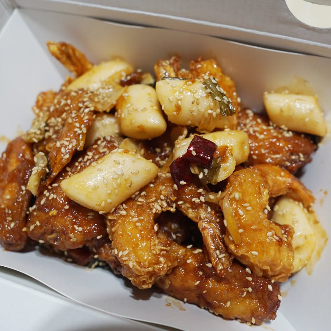 #협찬

매번 맛있게 먹는 #치킨매니아 
이번에 왕새우치킨이 윙봉으로도 출시돼 
#왕새우치킨윙봉 한 번 먹어봤어요!!

맛있게 튀겨진 새우랑 치킨을 한 번에!!
퍽퍽하지 않으면서 부드럽고 촉촉한 윙봉은 큼지막해서 더 마음에 들구요!!
떡 추가도 할 수 있어서 쫄깃쫄깃한 떡도 함께 즐겼다는 거!!
왕새우치킨 외에 다른 치킨들도 윙봉으로 즐길 수 있으니 체크체크!!

떡볶이도 맛있다던데, 맵떡이나 달떡 같은 가지각색의 떡볶이들도 함께 먹어봐야겠어요!!
매장에는 치킨 뿐 아니라 닭발튀김, 똥집튀김 등 안주 메뉴도 많으니
맥주 한 잔 땡기는 분들은 가까운 치킨매니아로!!

치킨매니아 구리토평점 : 경기 구리시 검배로 128
전화 : 031-564-9255

chicken_mania
#치킨매니아 #왕새우치킨 #윙봉 #치맥 #치킨맛집 #치킨배달 #치킨브랜드 #치킨추천 #치킨신메뉴 #새우치킨 #배달맛집 #치쏘 #치킨스타그램 #먹스타그램