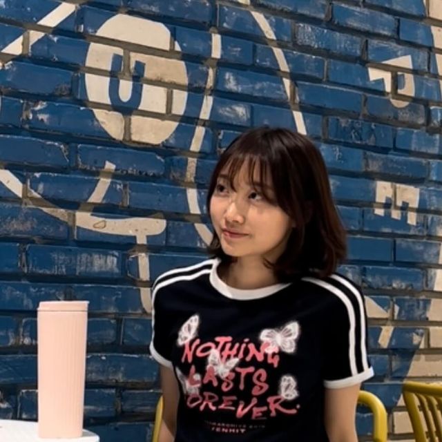 조인희 on Instagram: "#협찬 @venhit_kr 헤헤 키치하고 힙하고 넘 예쁘쟈나…♡̆̈🐈‍⬛🐾🖤 - 평소에도 무지X999 애정하고 정말 입고 있는 브랜드인데요! 이번 크롭티도 교복템 예약이요,,,🩷 -
