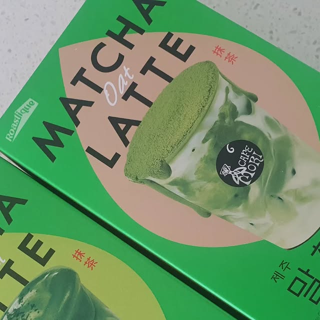 배굴빡 on Instagram: "#광고 #제품제공 

오랜만에 카페 분위기 그대로 집에서 즐기는 말차라떼를 찾다가 이 아이를 만났어요 ☕💚

진하고 부드러운 말차 향이 입안 가득 퍼지면서
첫 모금부터 기분이 확 달라지더라고요 🌿

스틱 하나만으로도 은은한 녹차 풍미가 살아 있어서
뜨거운 물에 살짝 풀어 우유랑 섞어 마시면
카페에서 주문한 듯한 고소한 말차라떼가 완성돼요 ✨

우유와 찰떡궁합이라 아이스로도 너무 잘 어울리고
계절에 상관없이 즐길 수 있는 홈카페 필수템이에요 ☀️❄️

말차 특유의 깊은 녹차 맛이 그대로 살아 있으면서
단맛이 강하게 느껴지지 않아
자극 없이 편안하게 마실 수 있어요 🤍

가끔은 진하게, 가끔은 부드럽게
기분 따라 농도 조절해서 즐기는 재미도 있다규요 🍃

집에서 간편하게 한 잔 마셨는데
하루의 여유가 이렇게 달콤할 수 있구나 싶더라고요 💭

카페 갈 시간이 없을 때도
이 말차라떼 하나면 마음까지 따뜻해지는 순간 🍶

요즘처럼 쌀쌀한 날에는
따뜻하게 우유에 타서 느긋하게 한잔
여유를 선물해 주는 소확행 음료로 딱이에요 💚

진한 녹차 풍미 좋아하는 사람이라면
한번쯤 꼭 경험해보길 추천합니다 ☺️

#홈카페 #말차라떼 #진한녹차카페모리쟈뎅"