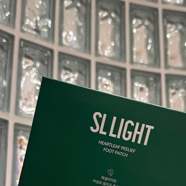 밍🫧 on Instagram: "#협찬 어성초 필리프 풋 패치🐾

다가오는 여름, 매끈한 발 뒤꿈치 관리는 필수!

촉촉하게 오일막을 형성해 유효성분을 깊게 전달하여 
진정과 보습, 피로 케어까지 한 번에 해결해 주는 
풋 패치 추천드려요🤍

자면서 발 뒤꿈치 관리 어떠신가요😽

.
#에셀라이트 #한가인패치 #에셀라이트풋패치 #어성초필리프풋패치#에셀라이트패치 #발뒤꿈치관리 #풋케어 #여름준비#서울 #직장인"