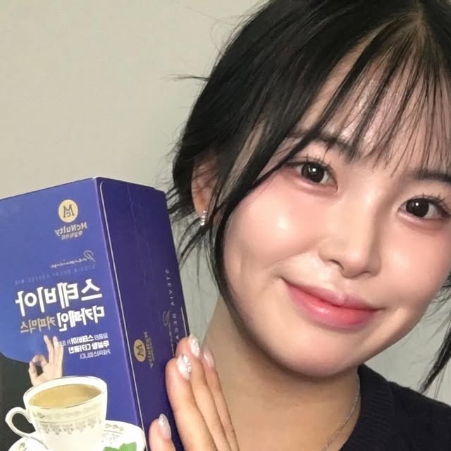 @sina_k16 on Instagram: "#광고 
맥널티 커피 에서 출시된 ‘스테비아 디카페인 커피믹스’
요즘 취업 준비 하느라 커피를 많이 마시는 와중 ,,
카페인과 당류 때문에 걱정이 많았는데요 !
맥널티 스테비아 디카페인 커피믹스는 스틱 당 카페인 함량 고작 0.02mg 이라서 부담없이 마시고 있어요 ! 

저는 아매리카노를 못 마셔서 항상 우유가 같이 들어가있는
바닐라 라떼, 카라멜 마끼아또 같은 달달한 메뉴만 마셔서 
칼로리 걱정도 많았는데요 
맥널티 커피는 스테비아 설탕을 써서 한봉지당 35칼로리로
부담없이 마실 수 있어서 너무너무 좋았어요!
커피 믹스 자체도 부드럽고 달달해서 너무 맛있는게 먹는 중입니다 !

#맥널티 #스테비아 #디카페인 #커피믹스 #디카페인커피 #믹스커피 #지진희 #지진희커피 #맥널티커피 #한국맥널티"